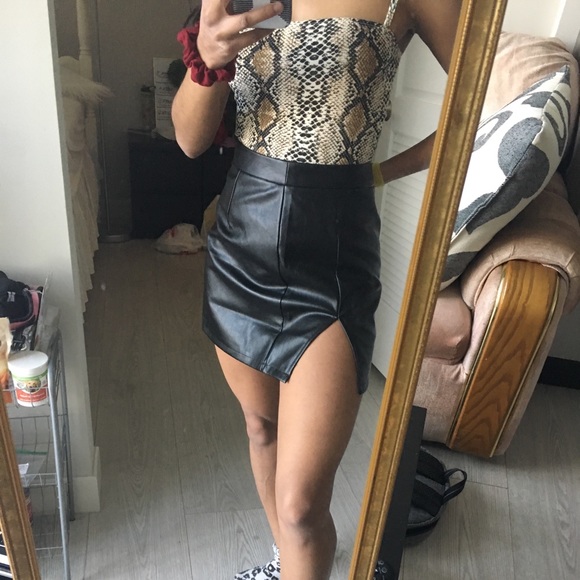 Black split faux leather mini skirt - Picture 2 of 2